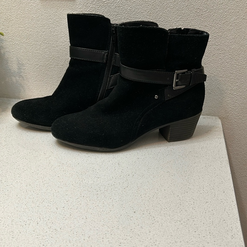 White Mountain suede Black Booties with chunky heels. Women Size 7.5